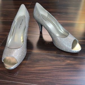 NWOT Bandolino Champagne Sparkle Peep Toe Pumps